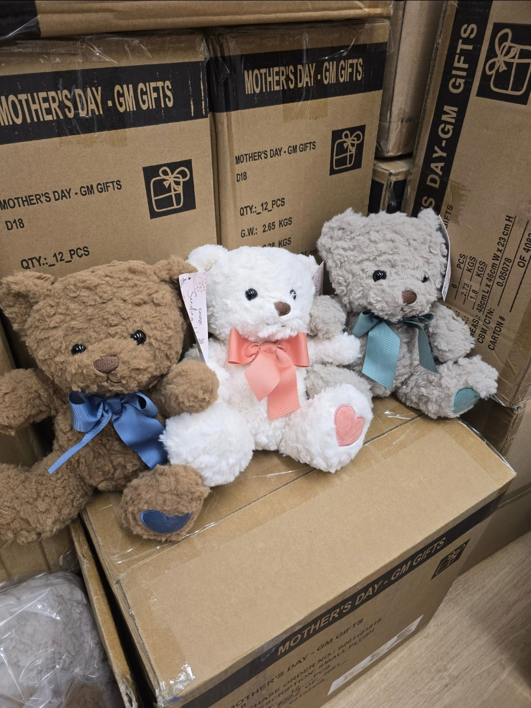 12 plush bears with hearts on feet, 3 colours